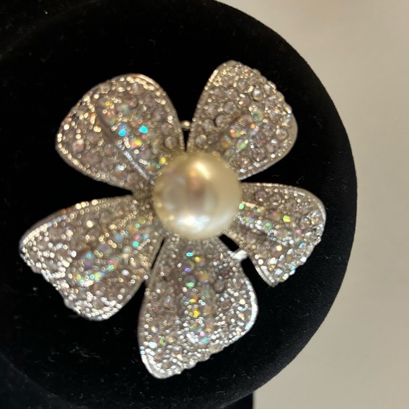 Premiere Designs flower and faux pearl brooch - Picture 2 of 4
